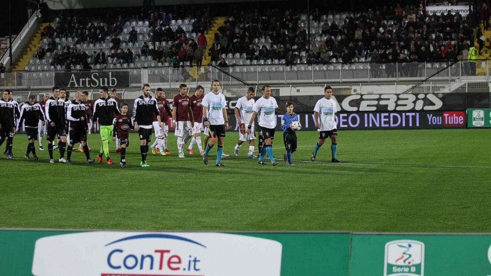 [+] Le squadre entrano in campo