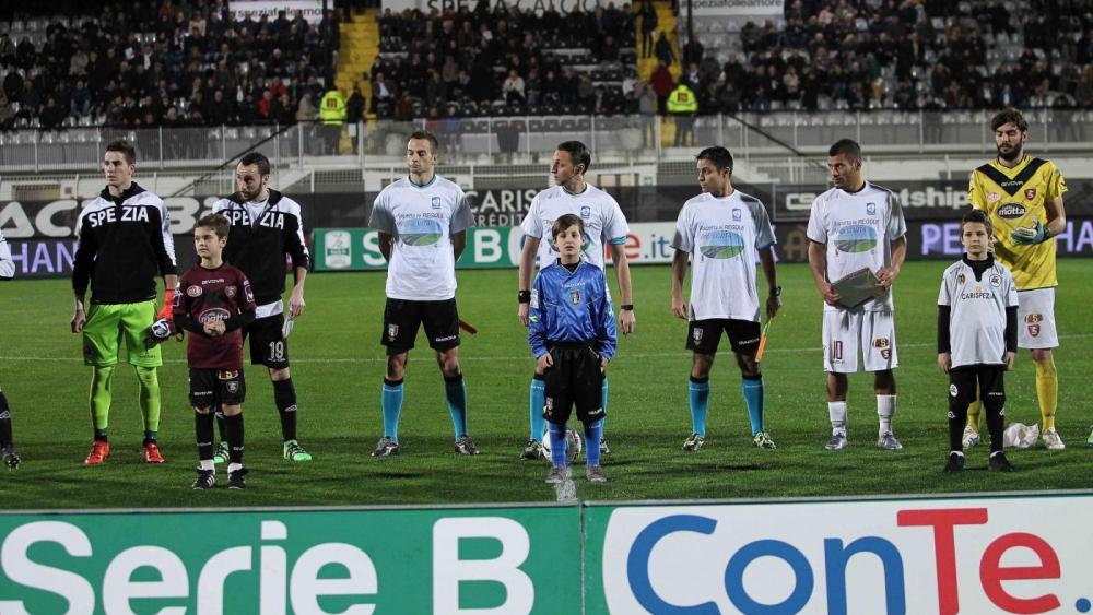 [+] Squadre a centrocampo