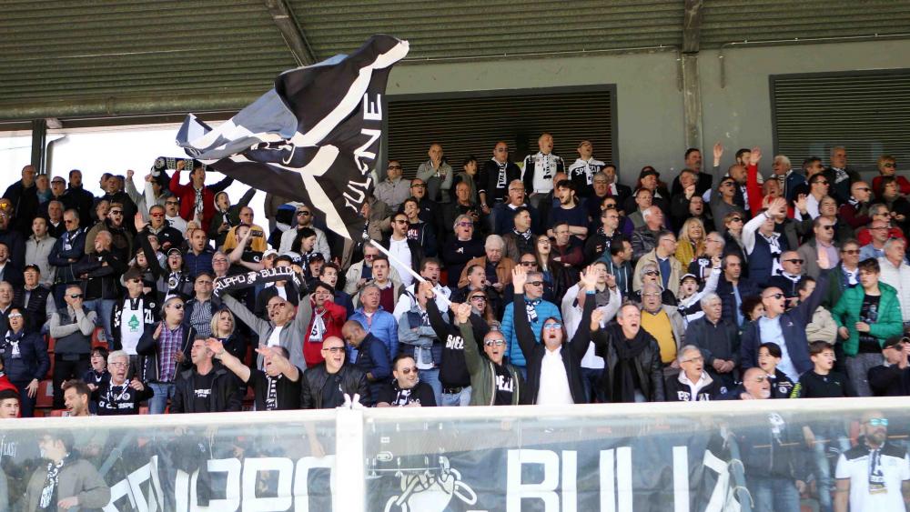 [+] Tifosi nei settore distinti