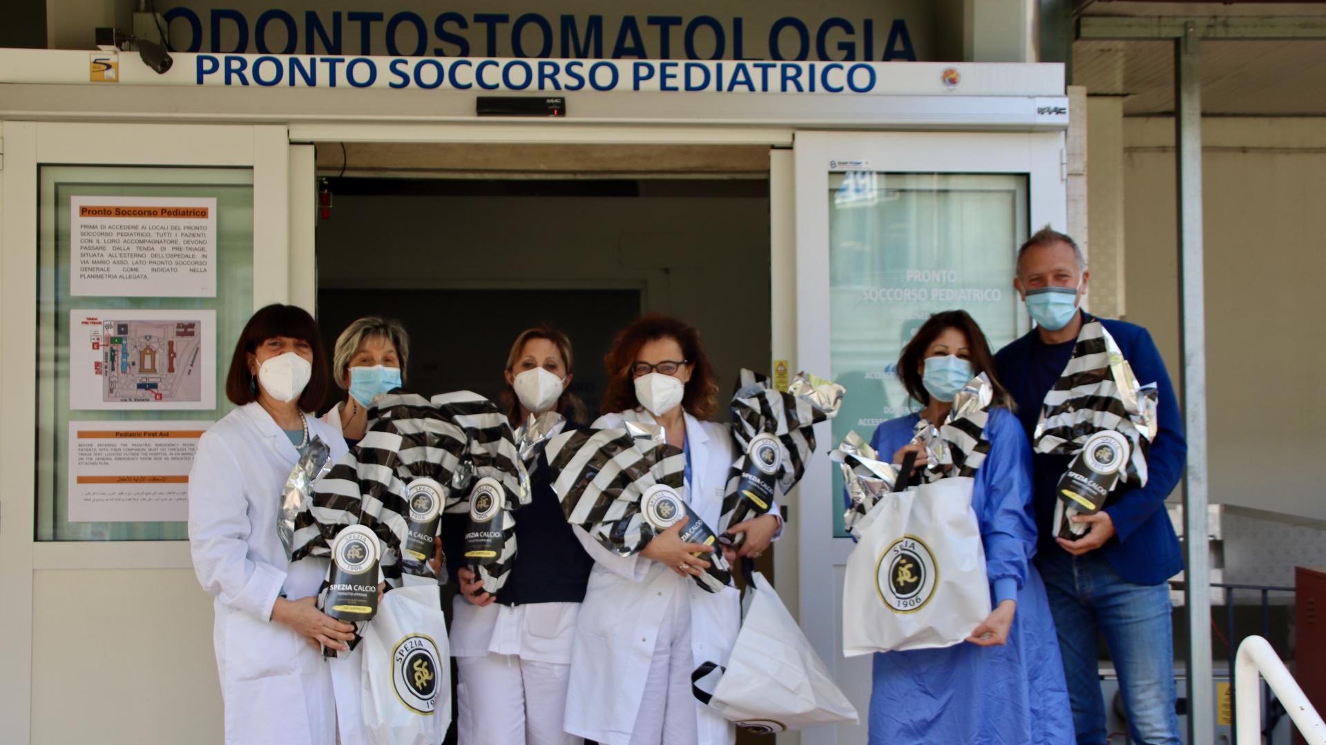 Lo Spezia Calcio in visita al reparto di Pediatria