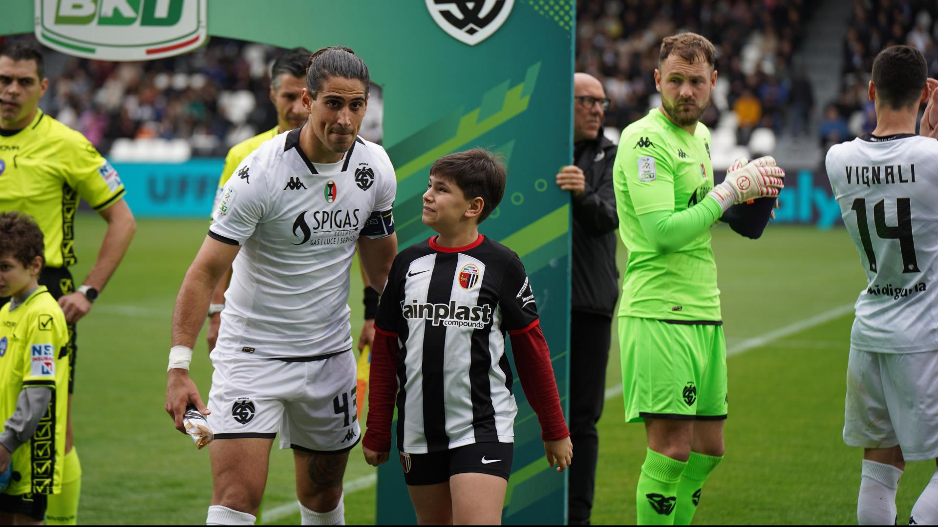 Eagles on the field alongside the children of the AUT AUT Foundation