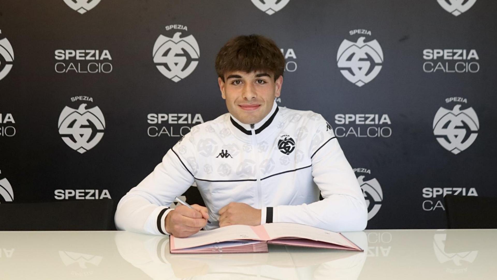 Official | First professional contract for Mattia Benvenuto