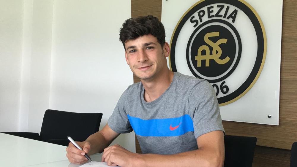 Luca Vignali firma il suo primo contratto da professionista