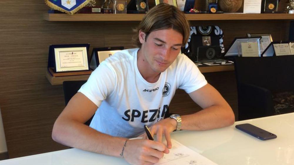 Leonardo Benedetti firma il suo primo contratto da professionista