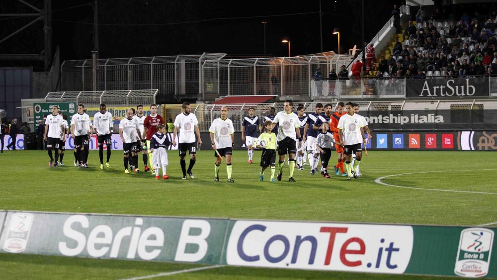 [+] Le squadre fanno il loro ingresso in campo