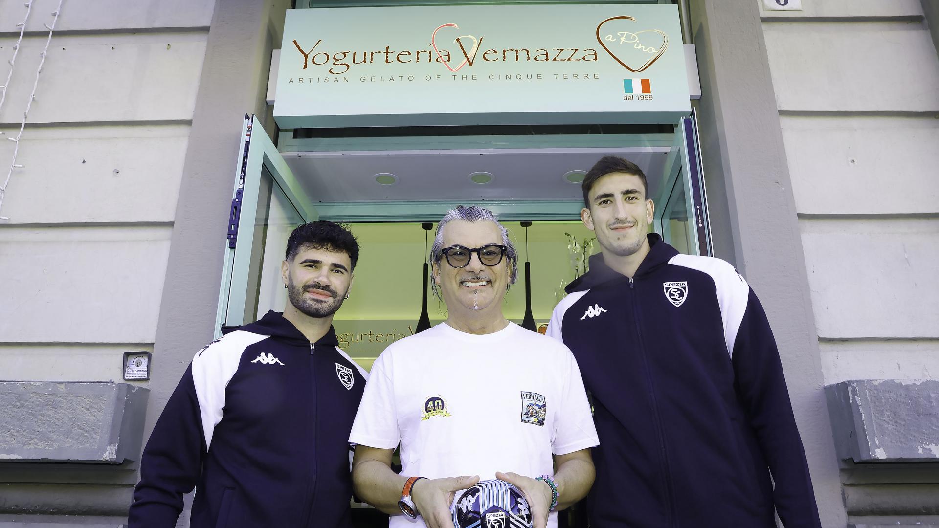 Grande entusiasmo all'inaugurazione della Yogurteria Vernazza