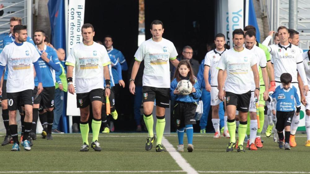 [+] Le squadre entrano in campo