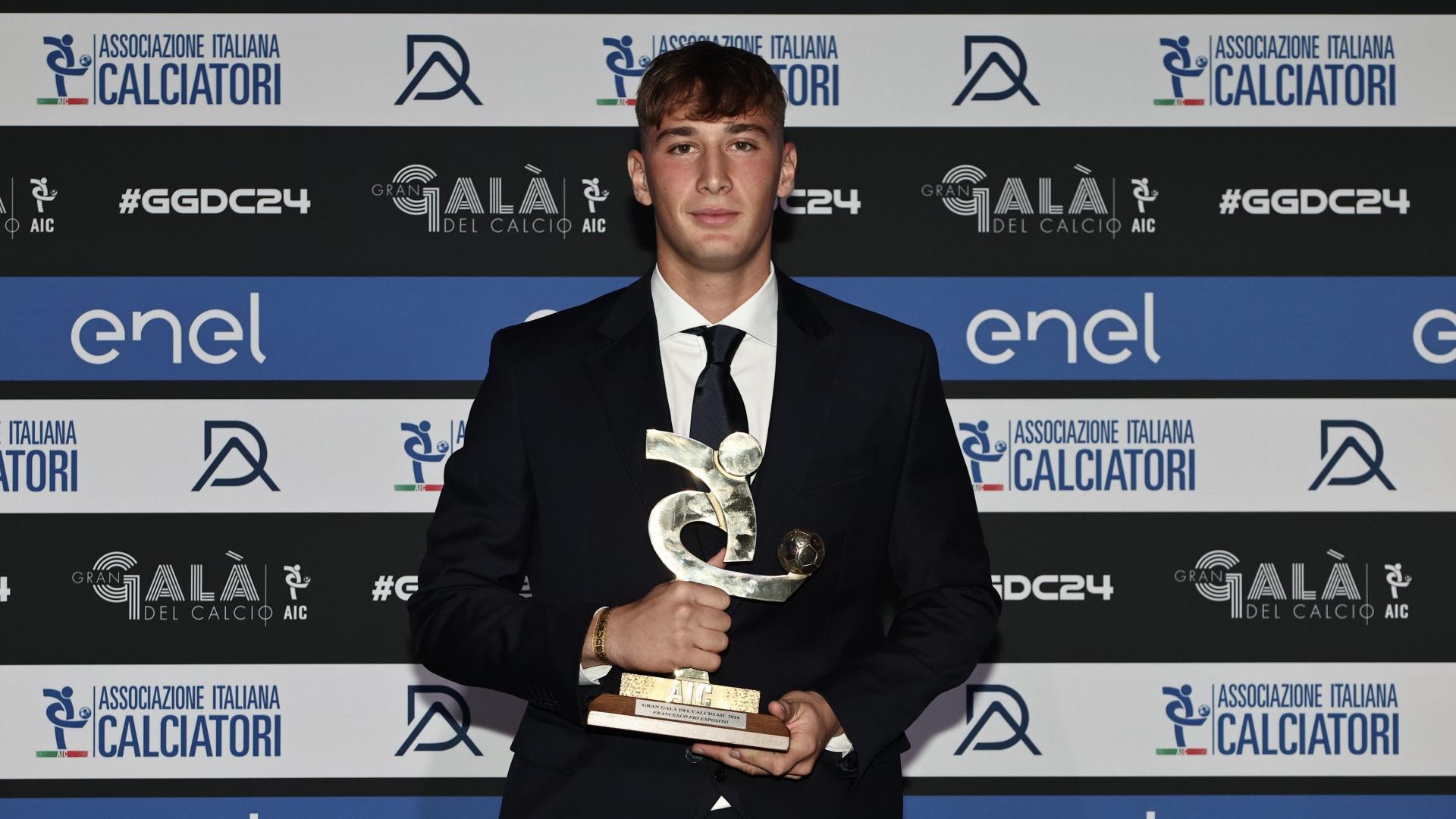 Pio Esposito premiato al Gran Galà del Calcio come miglior giovane della Serie B 23/24